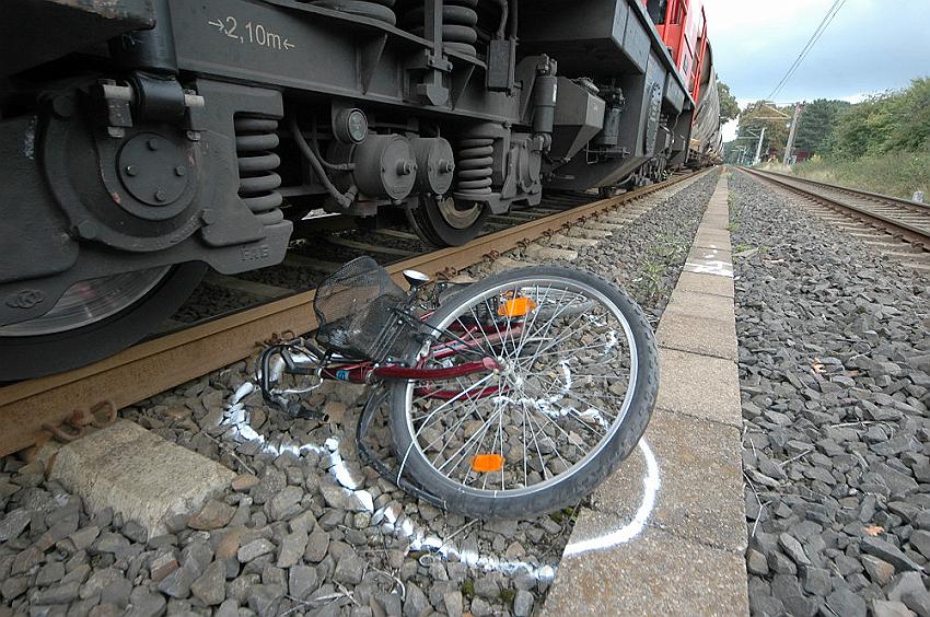 Radfahrer am Bahnuebergang vom Zug überrollt  P41.jpg - Fotos Fuchs